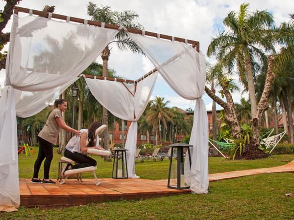 Un área de masajes en una cabaña al aire libre en Iguazu Grand Resort