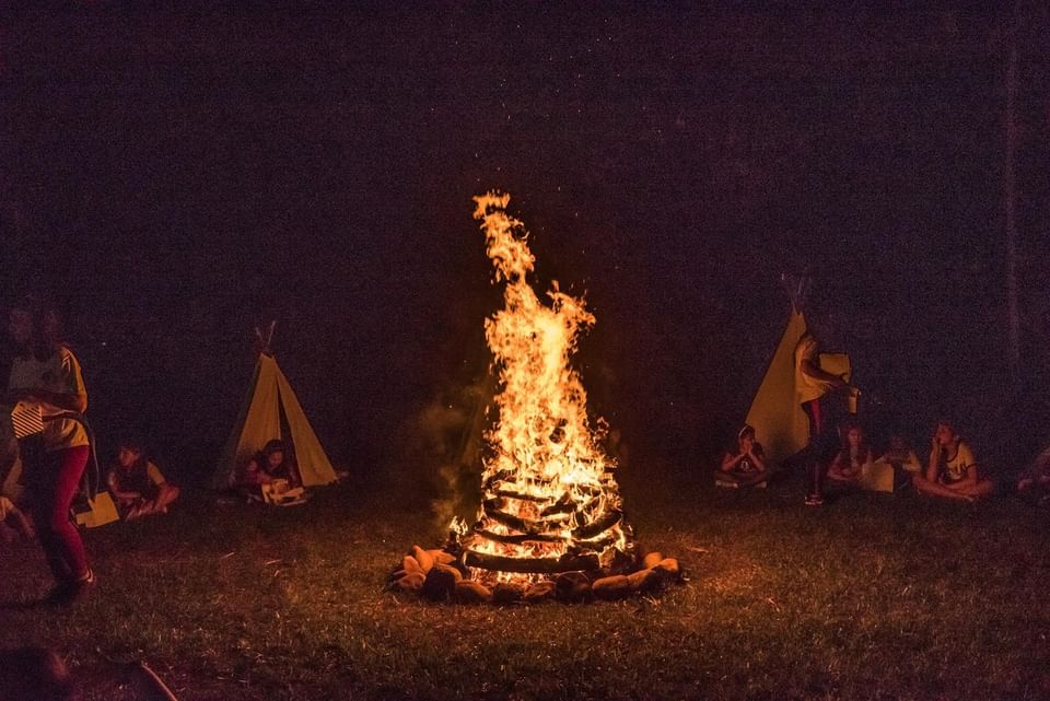 Crianças tendo uma experiência de acampamento no Iguazu Grand Resort