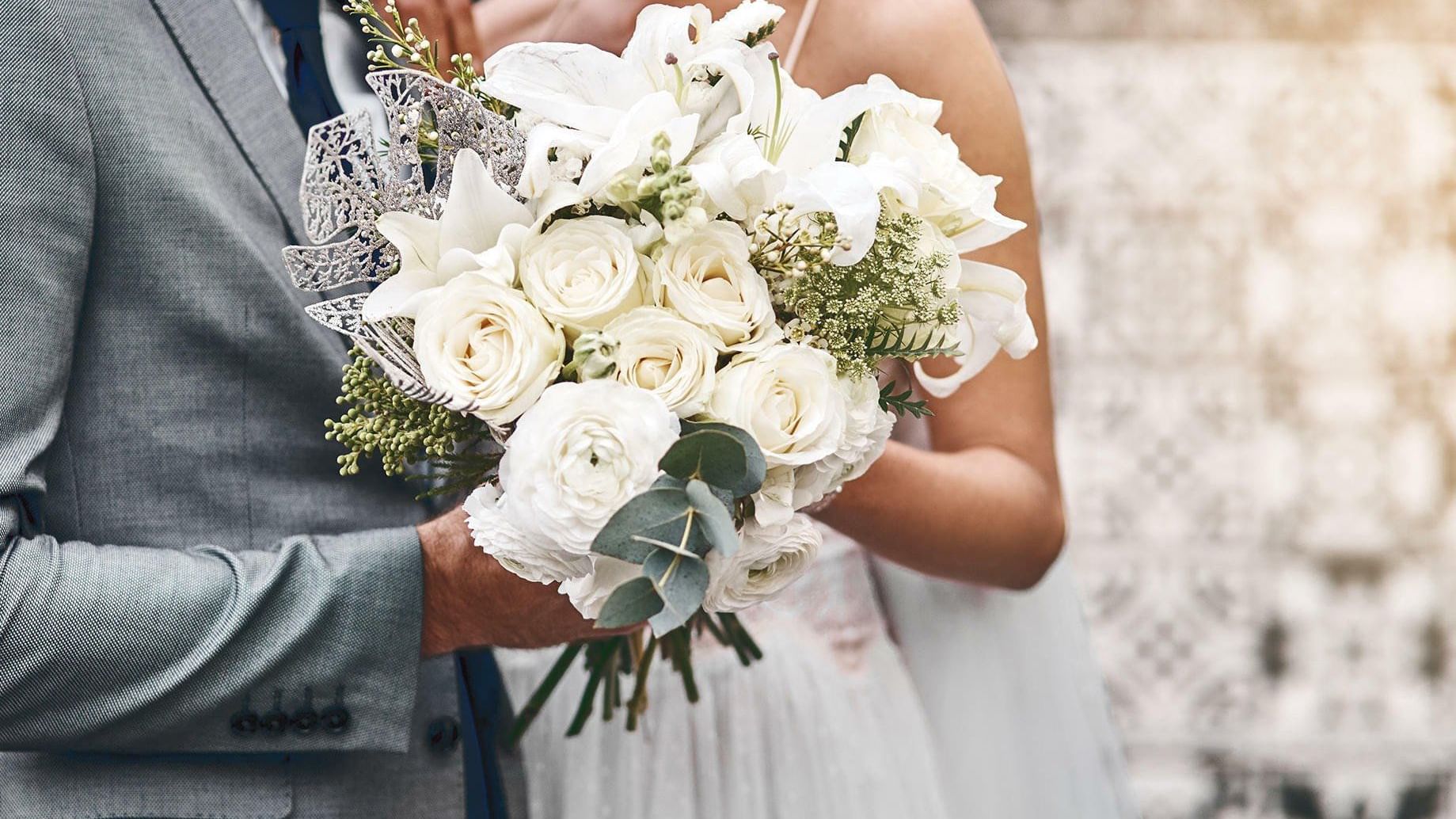 Wedded couple with a Flower bouquet at FA Acapulco Villas