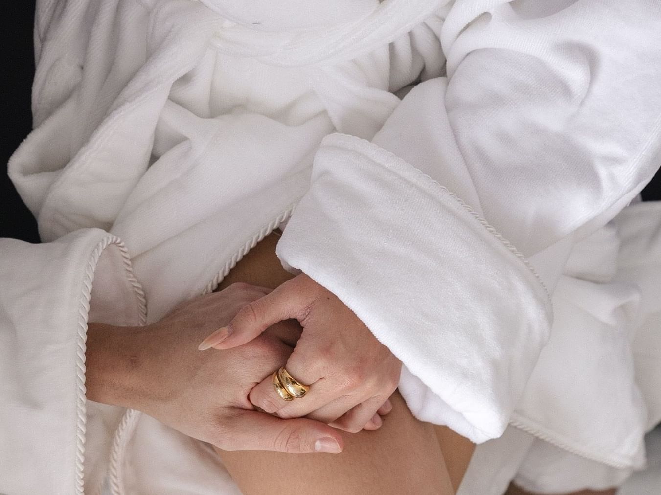 Couple en peignoir de bain se tenant la main au SENS Hotel