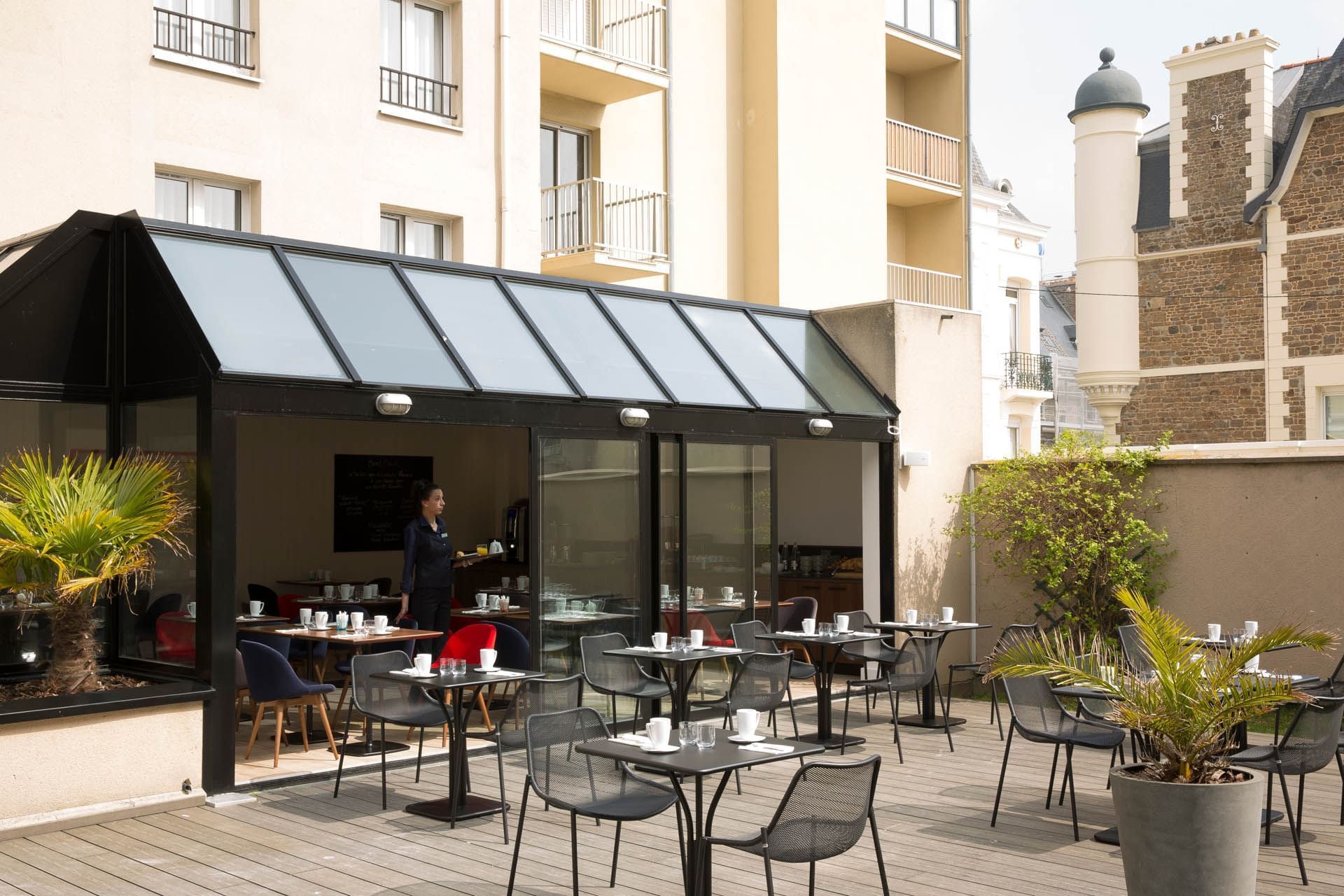Espace repas extérieur avec vue sur l'hôtel, Escale Oceania Saint-Malo
