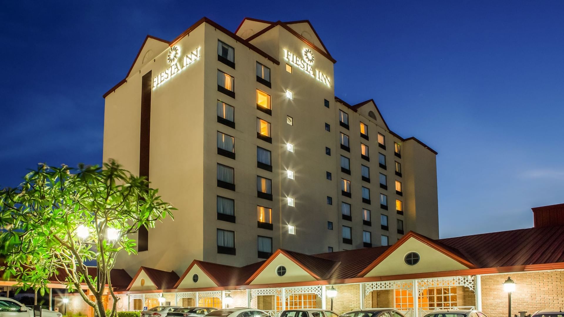 Exterior view of the hotel & car park at Fiesta Inn Tampico