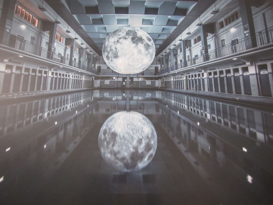 Une rue de la ville avec des gens profitant des repas en extérieur près des Hôtels Oceania