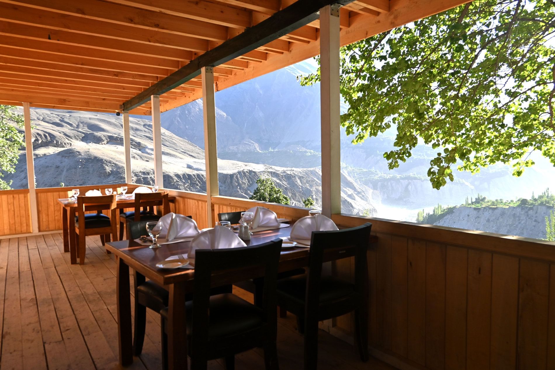 Dining tables by mountain view in Khabasi at Serena Altit Fort