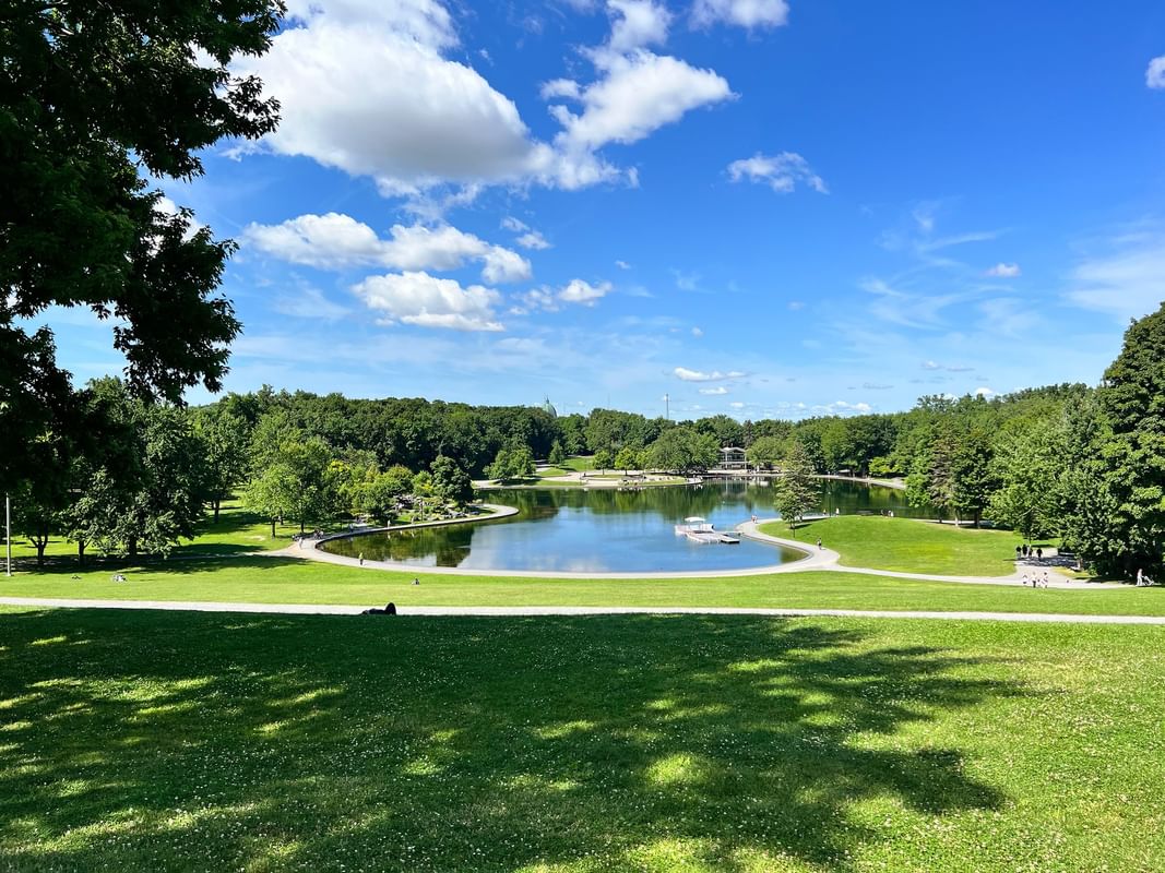Vue panoramique d'un parc avec lac central et arbres denses au Warwick Le Crystal Montreal