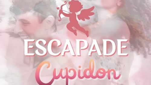 Deux amants souriants sous un Cupidon ailé et cœurs roses pour l'Escapade Cupidon.