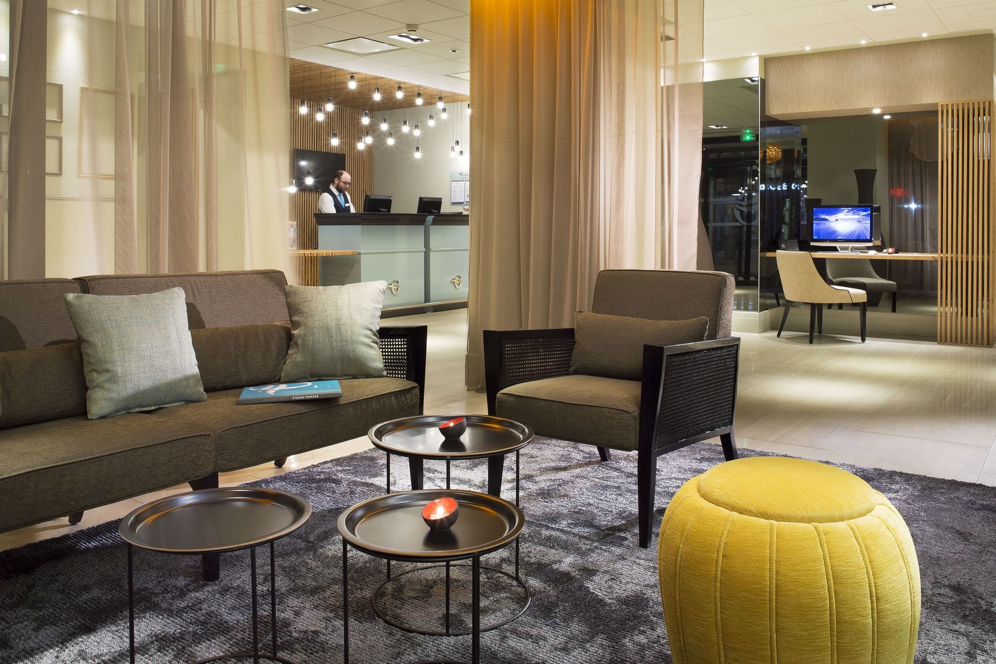 Espace salon à la réception de l'Oceania Le Jura Dijon