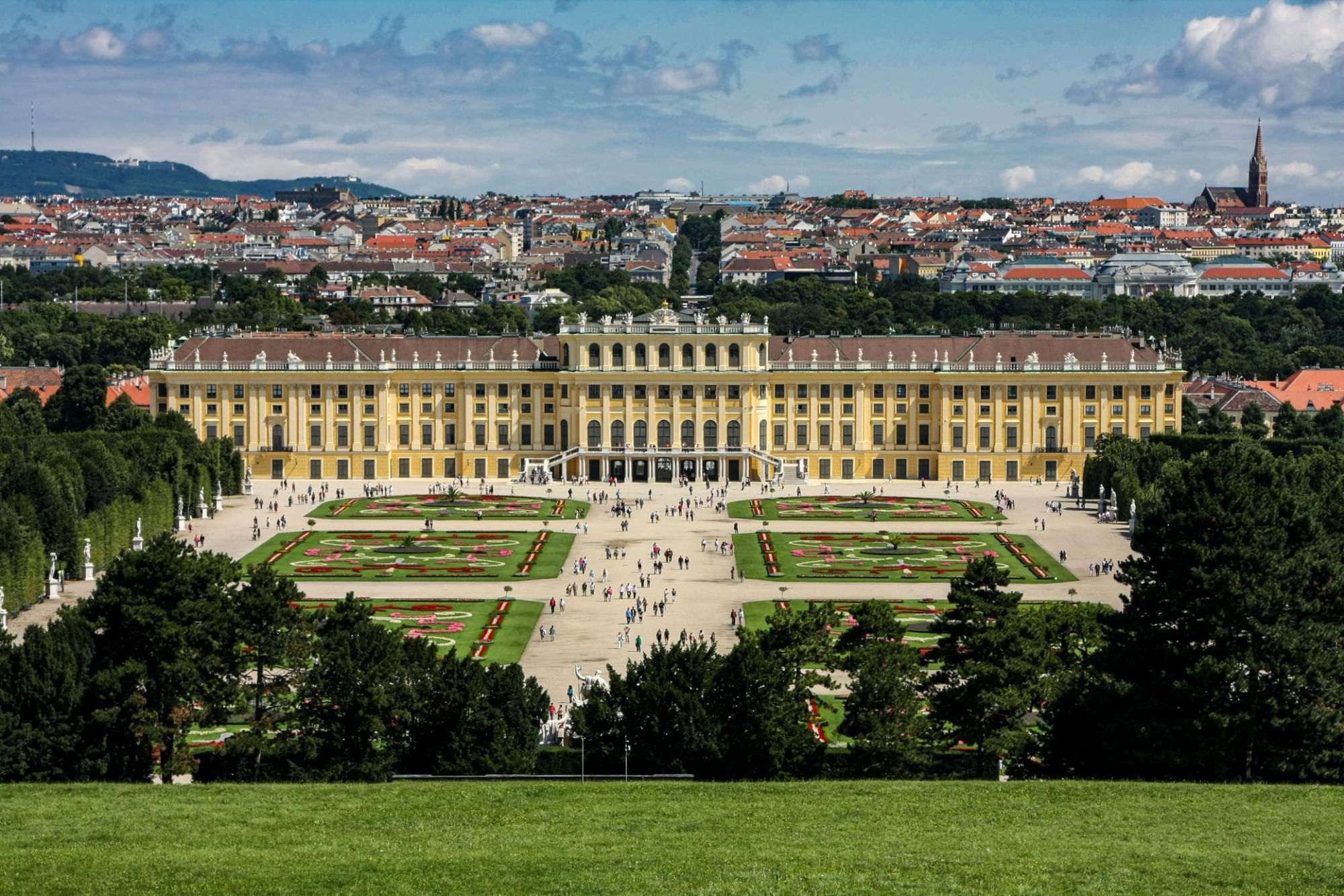 Schloss Schönbrunn in Wien mit dem barocken Schlossgarten und Blick auf die historische Fassade des ehemaligen kaiserlichen Sommerpalastes.