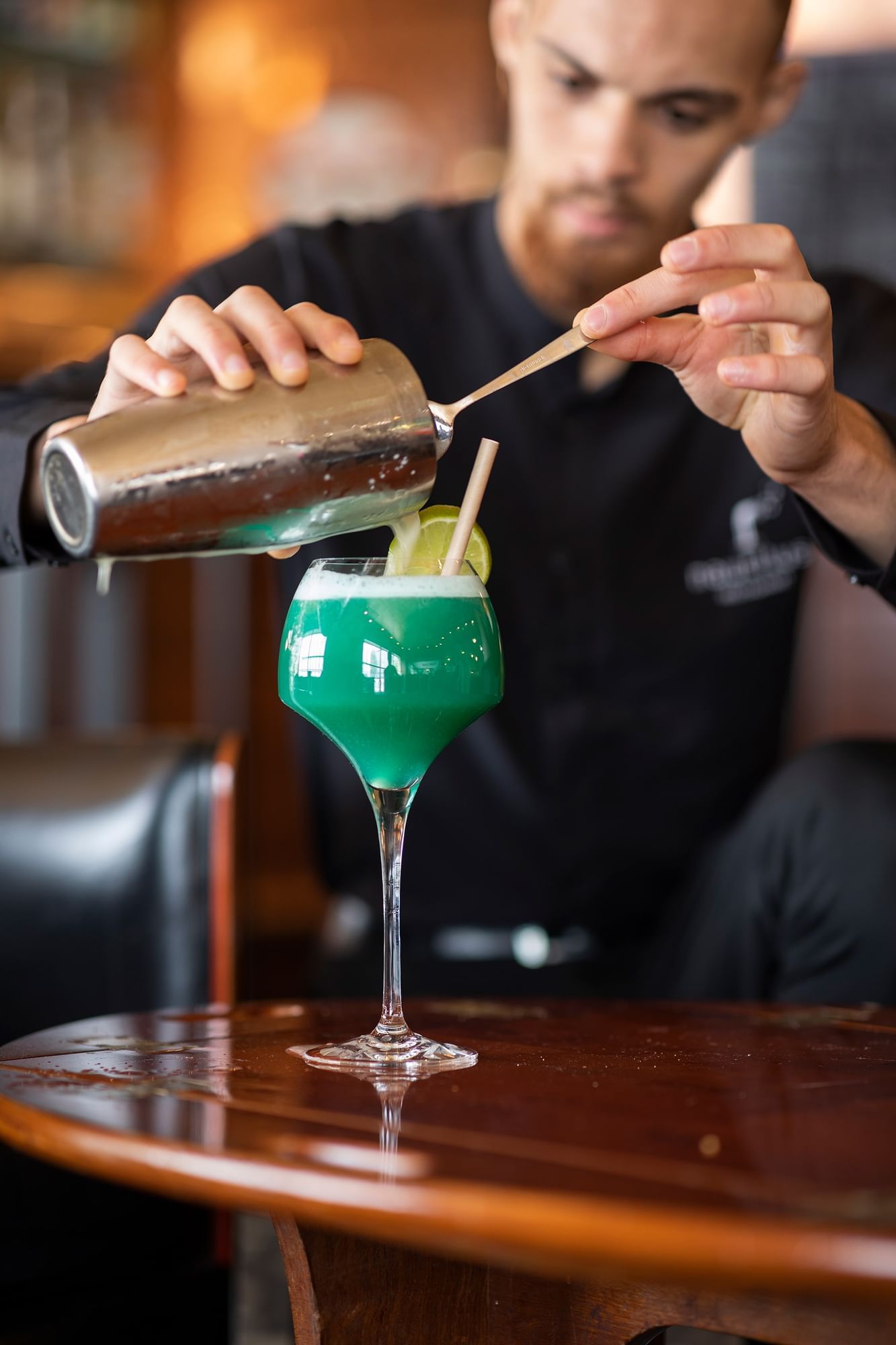 Barman préparant un cocktail à l'Oceania Brest Centre