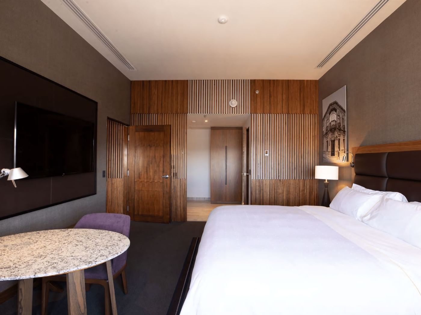 Cama, TV y salón, Suite Presidencial en FA Hotels & Resorts