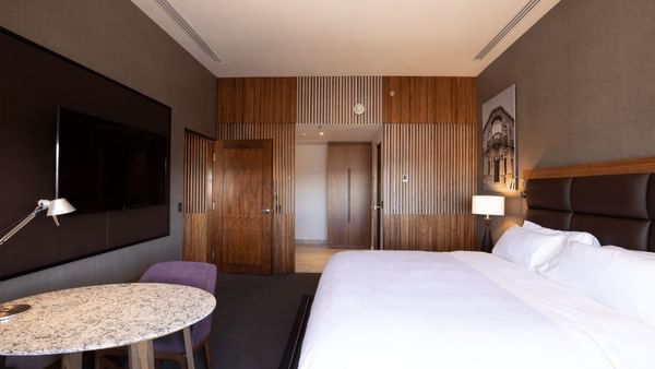 Cama, TV y salón, Suite Presidencial en FA Hotels & Resorts