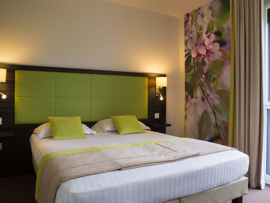 Queen bed in a Double Comfort Room at Hotel La Verriaire