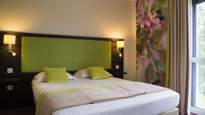 Queen bed in a Double Comfort Room at Hotel La Verriaire