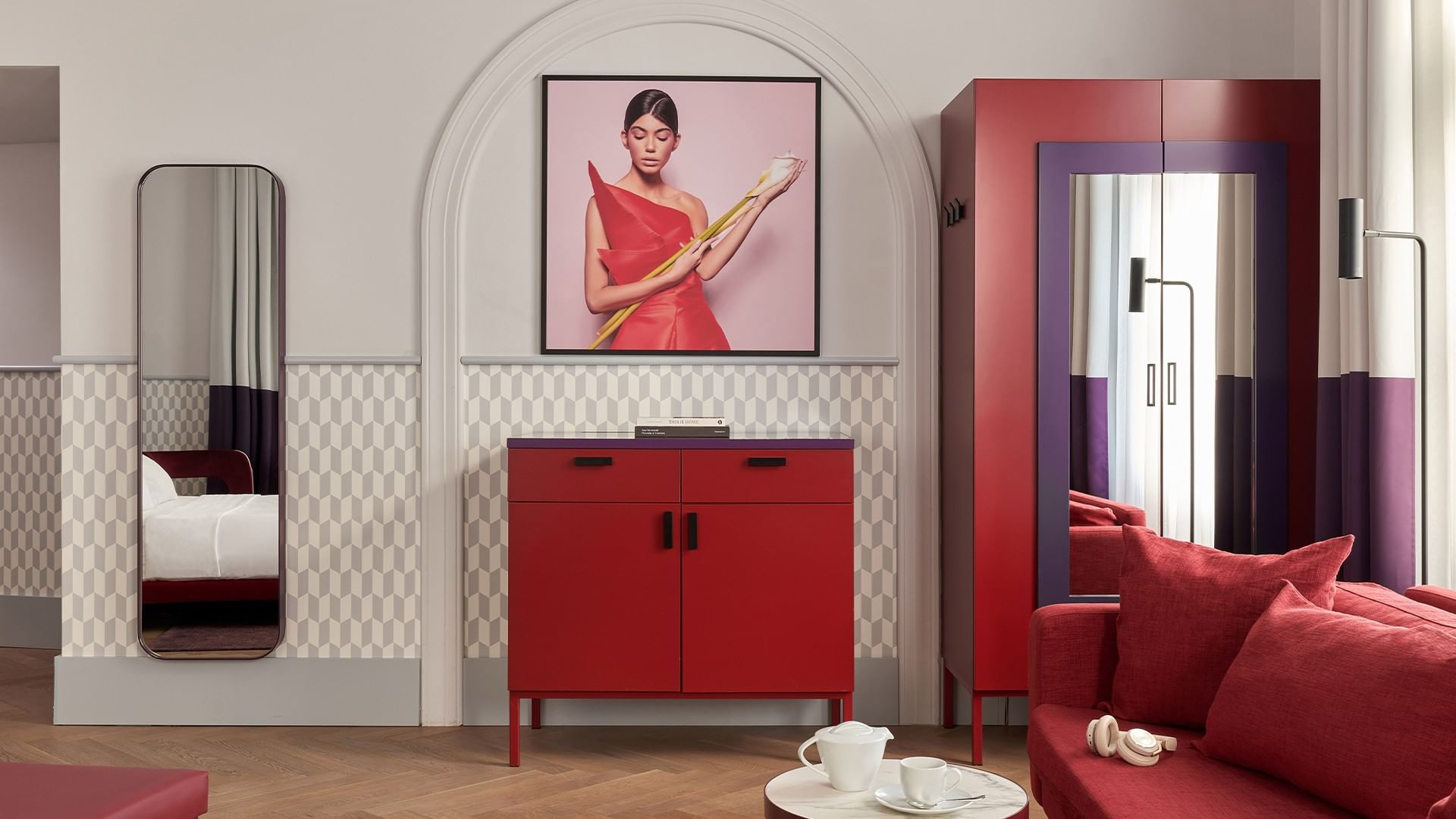 Stylová Boutique Junior Suite s nábytkem a uměním na zdi v Falkensteiner Hotel Prague.