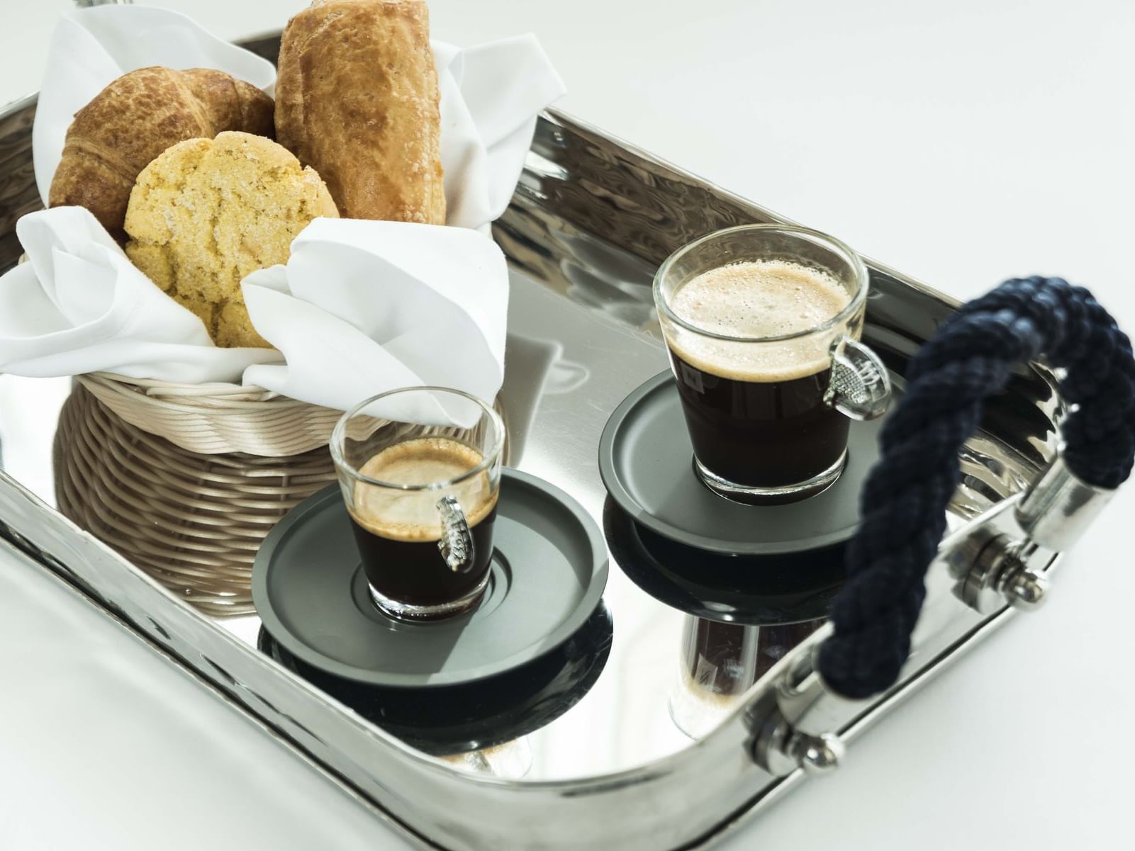 Primer plano de café y galletas servidos en Marquis Reforma