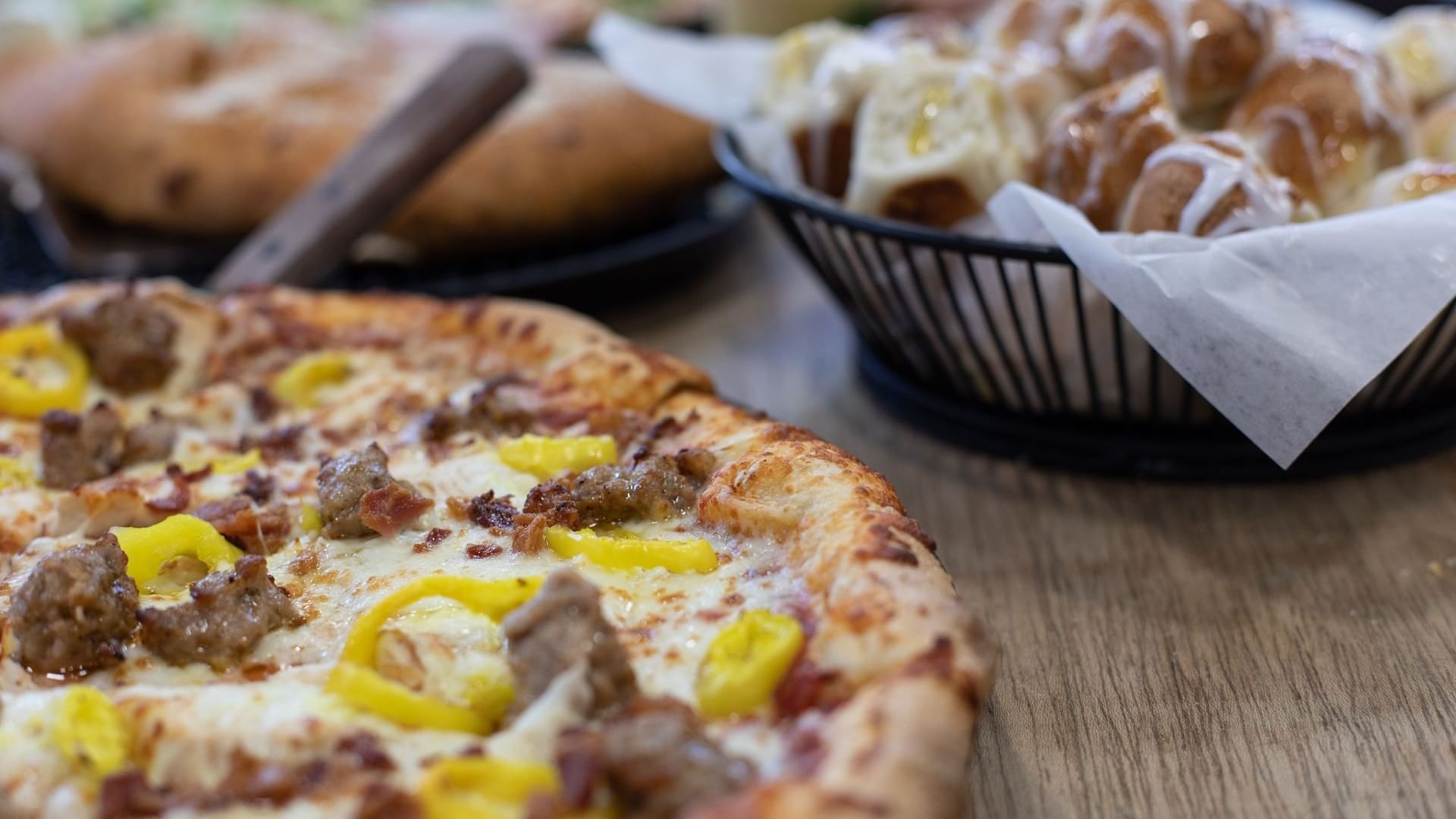 Close-up of Pizza served with some sweet breads in Bruno’s Pizza at Watersound Inn
