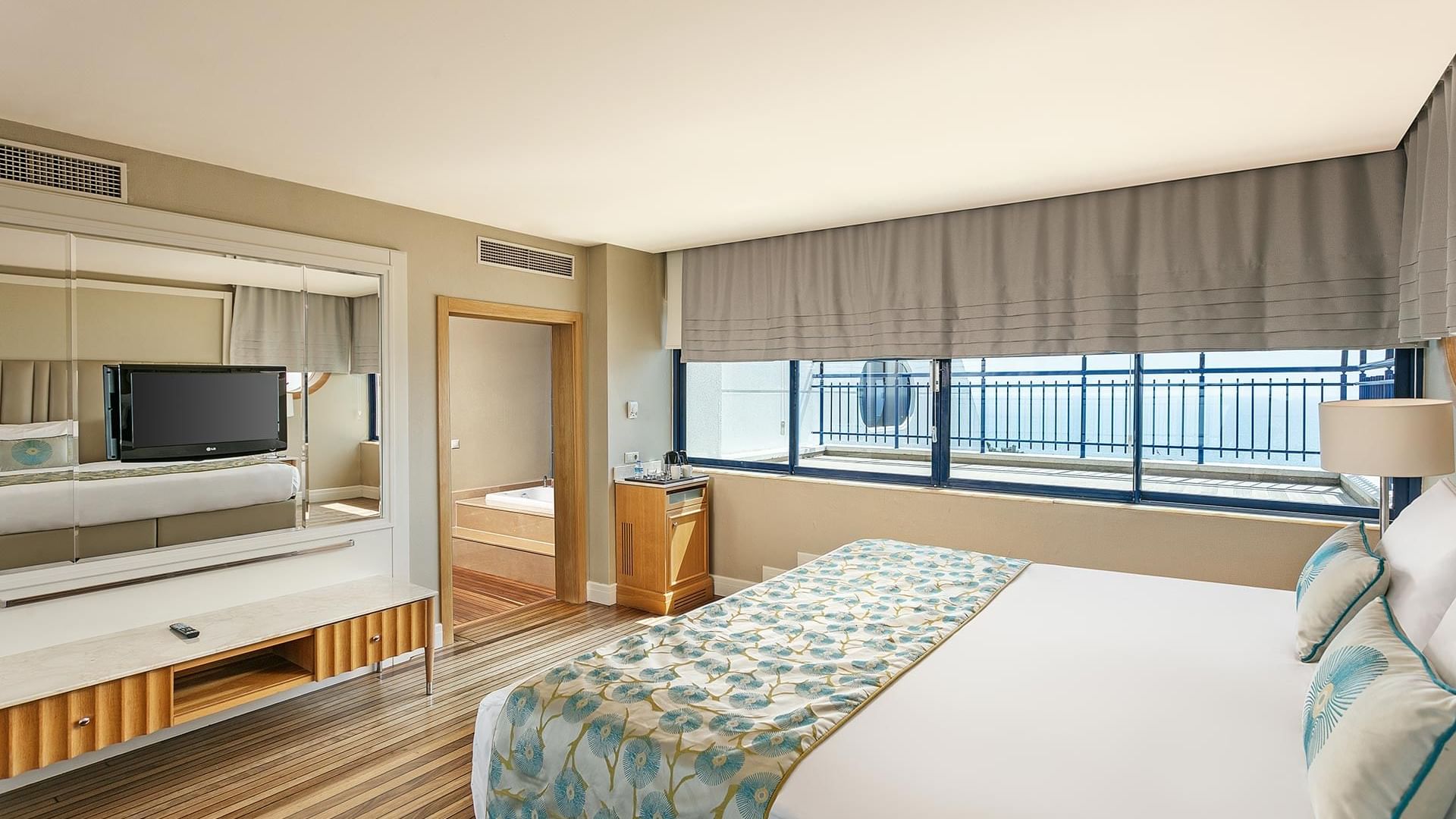 Номер в Titanic Deluxe Lara – Admiral Suite с видом на море, балконом и большой кроватью.