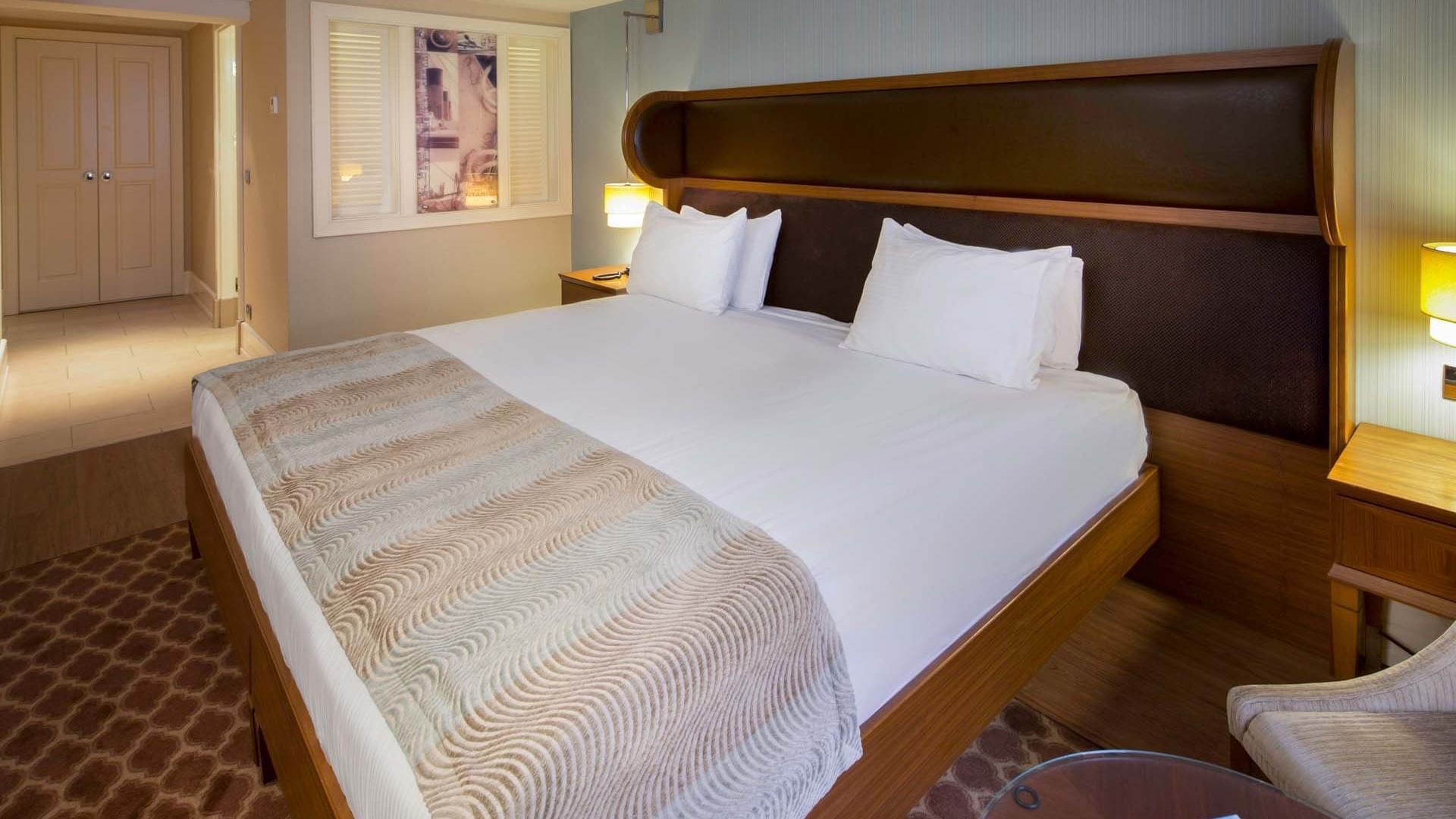 Titanic Comfort Şişli’deki Superior Oda, büyük yataklı bir konaklama alanı sunar.