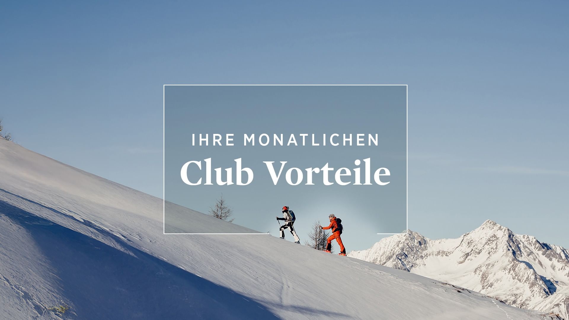 Zwei Wanderer auf einem schneebedeckten Berg mit Text 