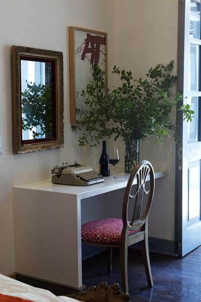 Working area with typewriter in bedroom at Noi Blend Colchagua