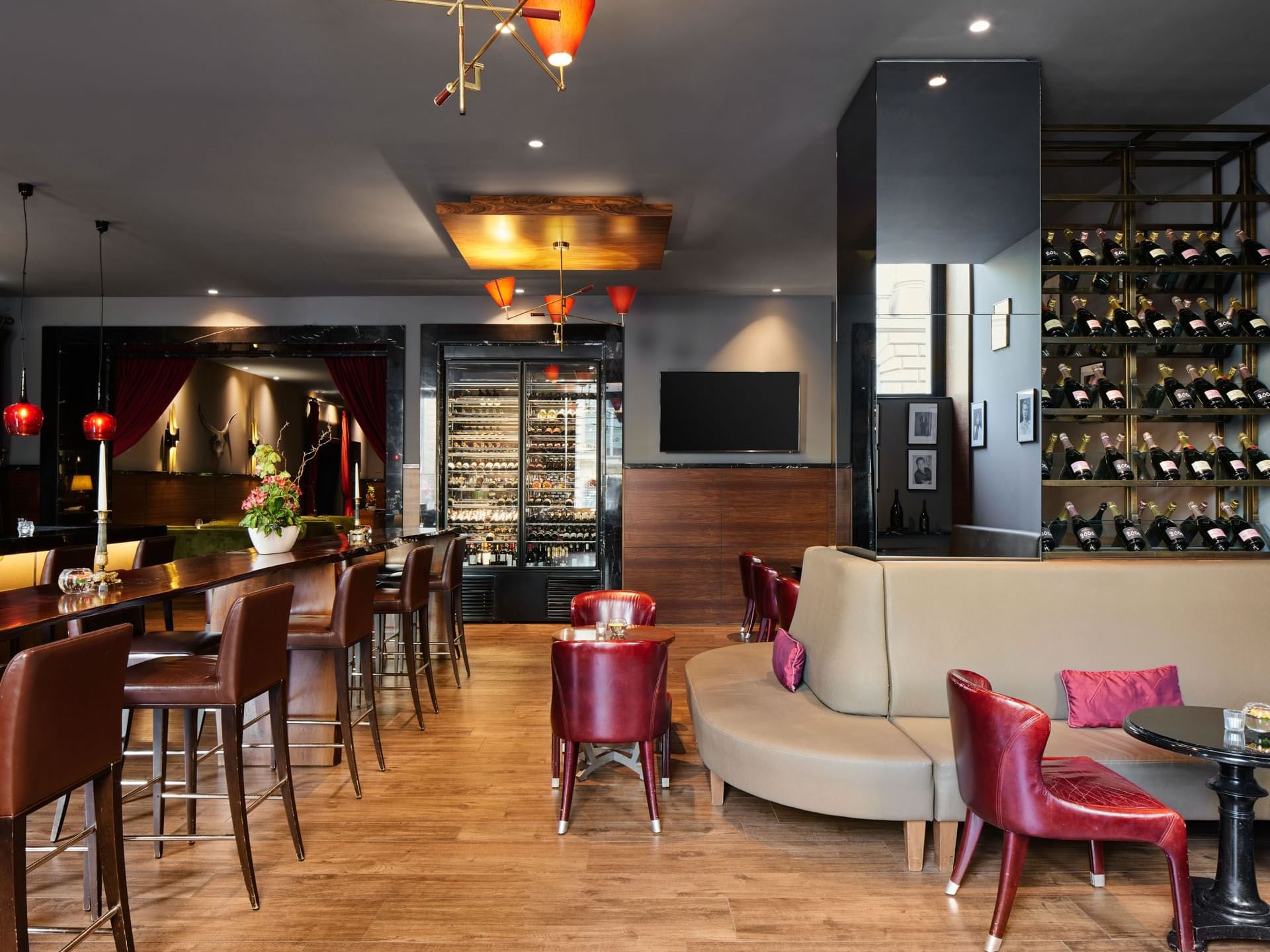 Essbereich mit bequemen Sitzgelegenheiten in der Schinkel Bar im Titanic Gendarmenmarkt Berlin