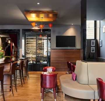 Bar shelves & table set-up of Schinkel Bar at Titanic Gendarmenmarkt Berlin