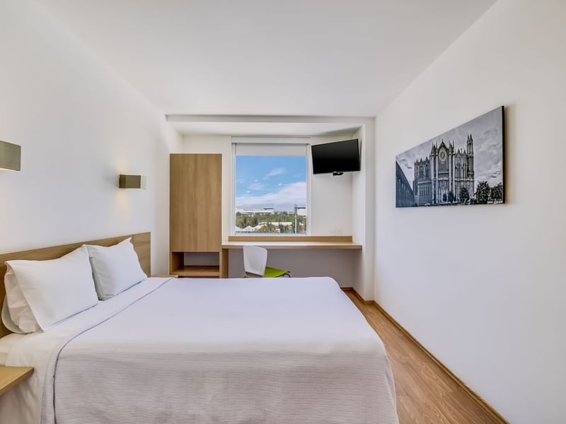 Cama, TV y espacio de trabajo en habitación Superior, 1 Queen en One Hotels