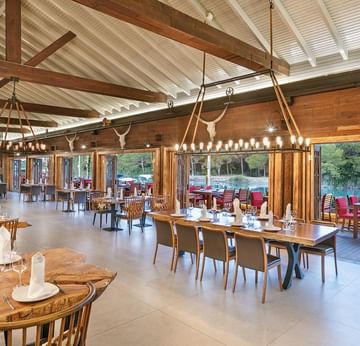 Beef Grill Club – Titanic Deluxe Golf Belek’te Şık Masa Düzeniyle Gurme Et Deneyimi