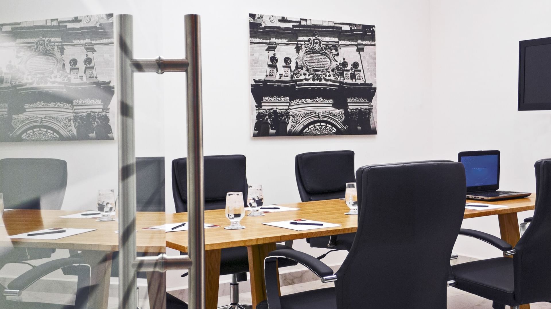 Interior of the meeting room with stationery at FI León 