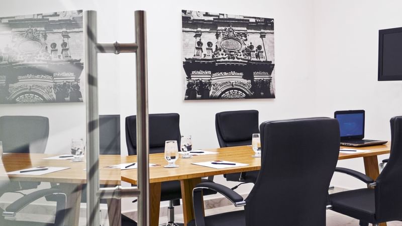 Interior of the meeting room with stationery at FI León 