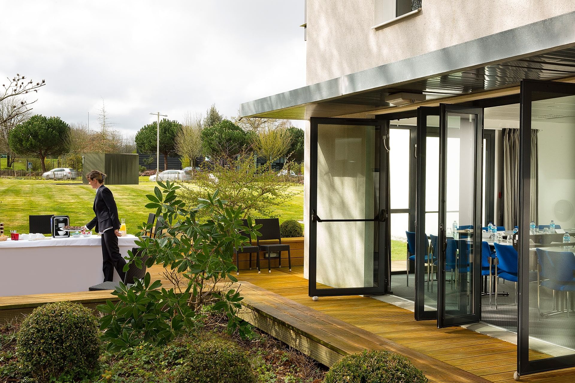 Serveuse près d'une table en extérieur à Escale Oceania Rennes