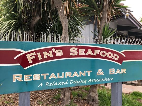 fin's seafood restaurant and bar logo