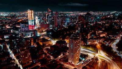vista de edificios de bogota de noche 