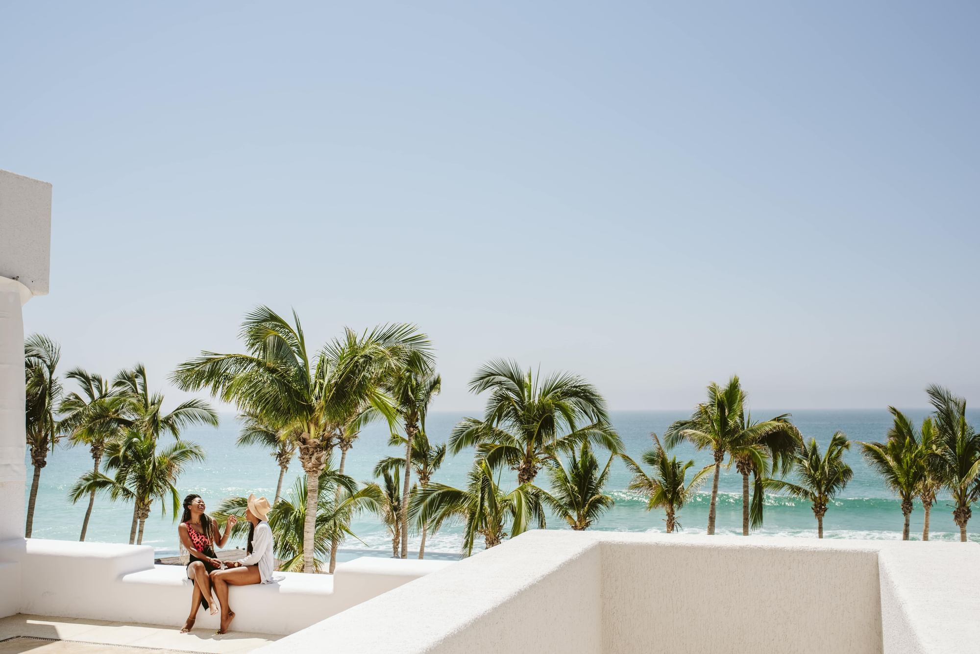 2 chicas sentadas en la terraza de una suite en Marquis Los Cabos