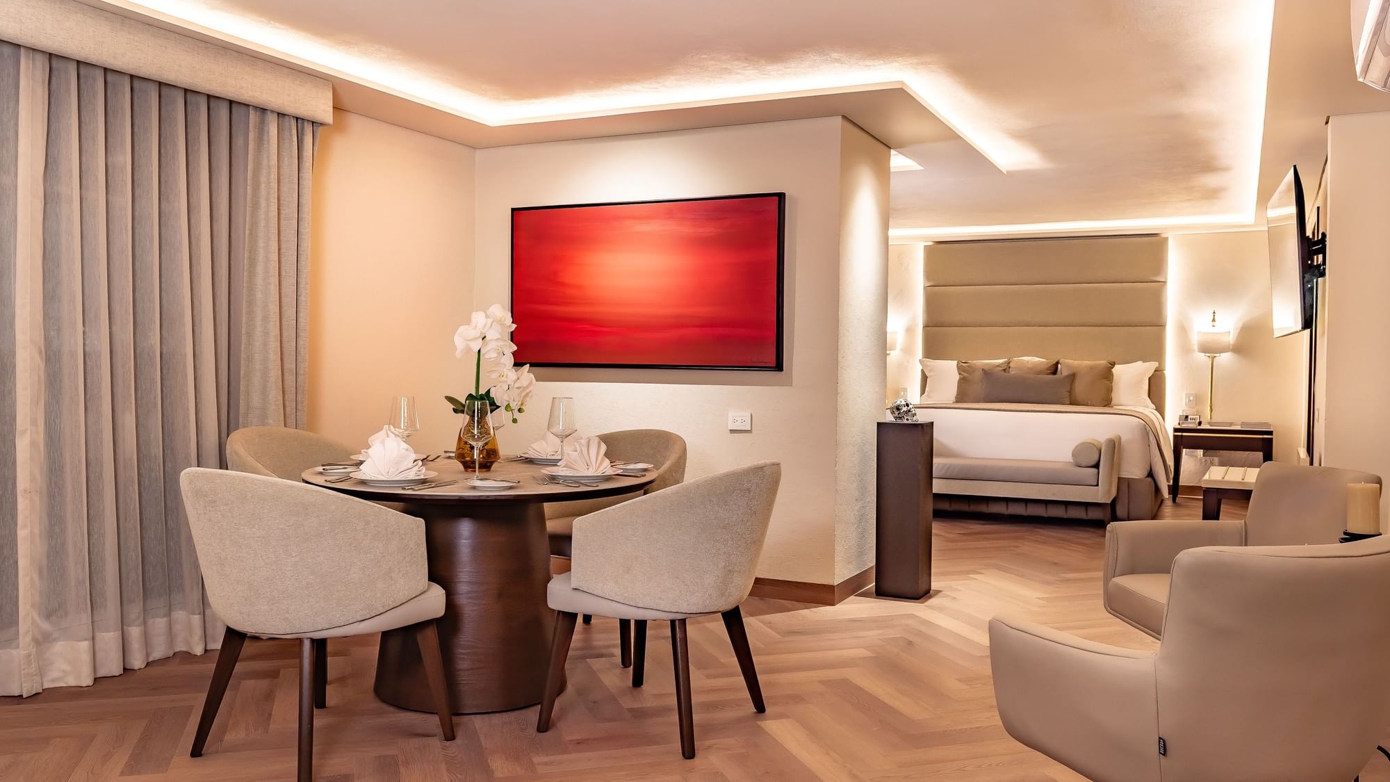 Suite Gobernador King con cama King, mesa, sillas y arte en Quinta Real Puebla en Heroica Puebla de Zaragoza