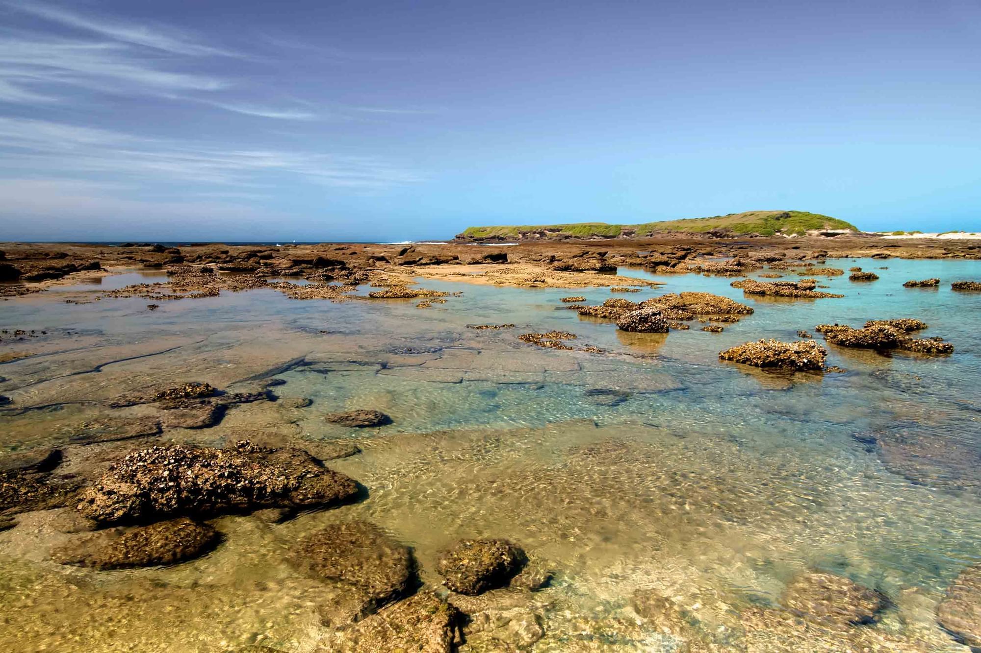 monee beach trail with views of rock pools and ocean