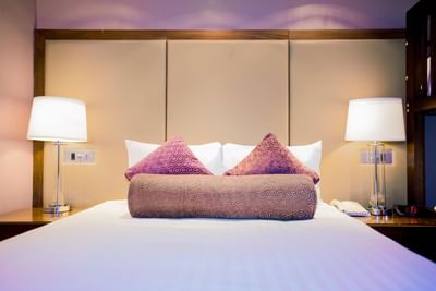 A room at the Sandman Signature London Gatwick Hotel with one ki