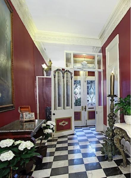 Entrance in Lamothe House Hotel of French Quarter Guesthouse