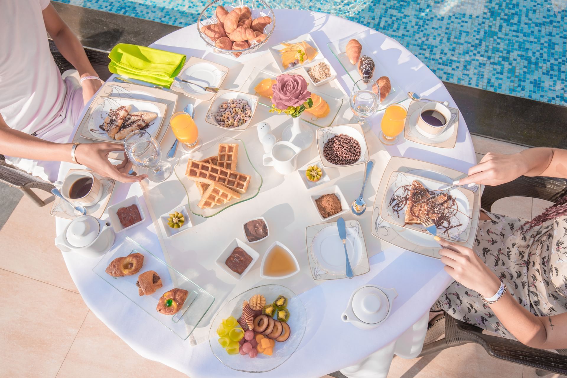Dining at Pickalbatros White Beach Resort in Hurghada