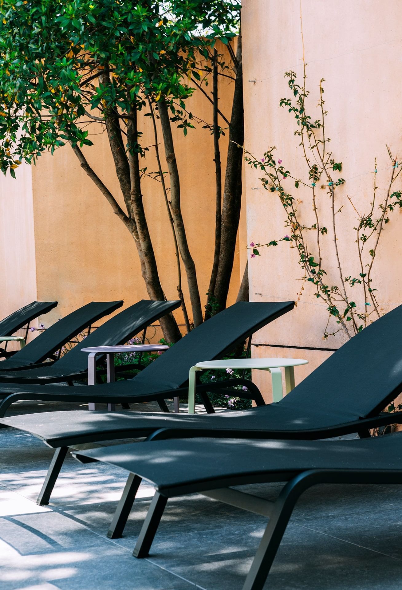 Chaises longues en extérieur à l'Escale Oceania Aix-en-Provence