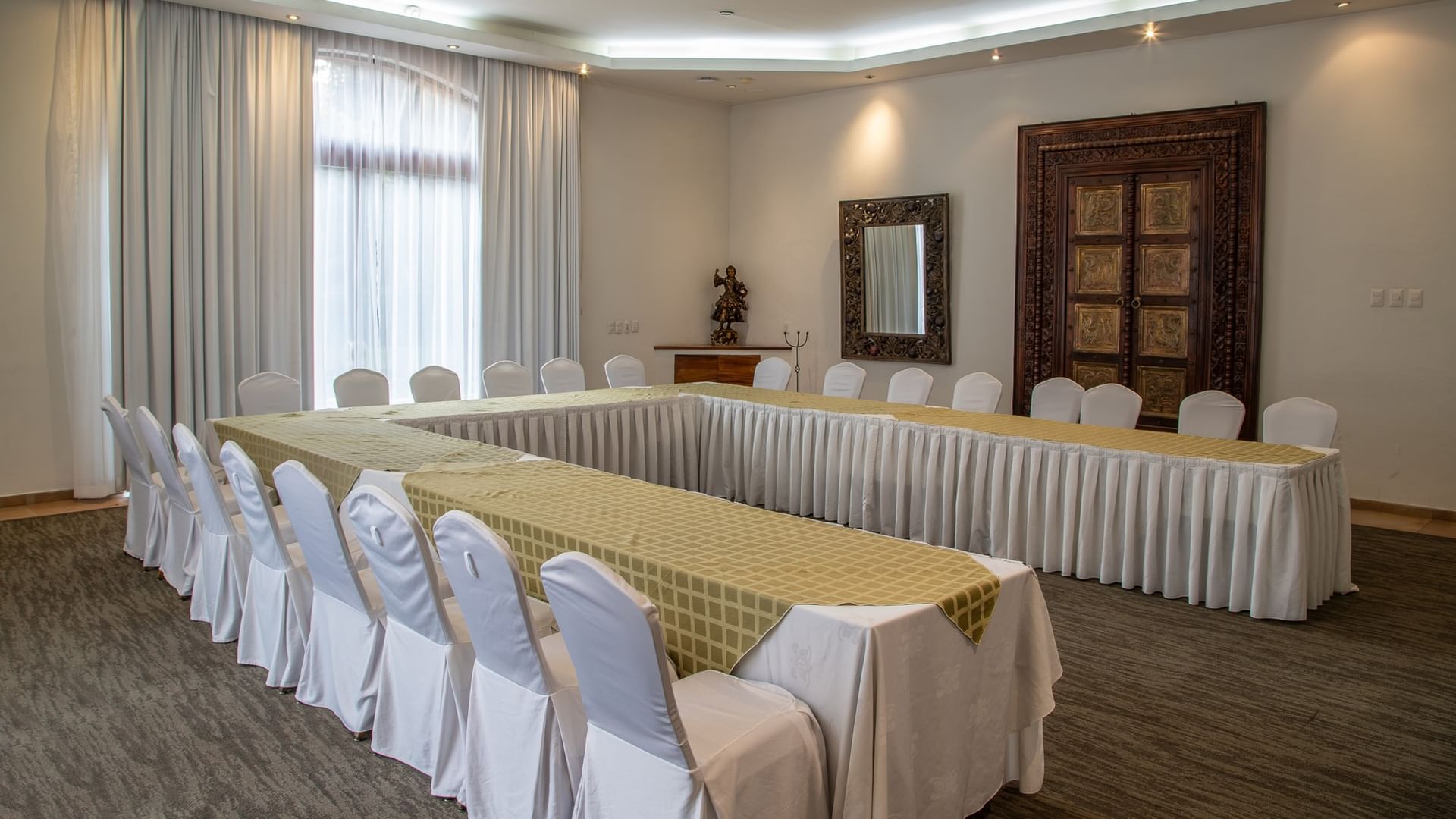 Salón Cuatro Estaciones con mesas en forma de U, sillas blancas y luz natural en Quinta Real Guadalajara