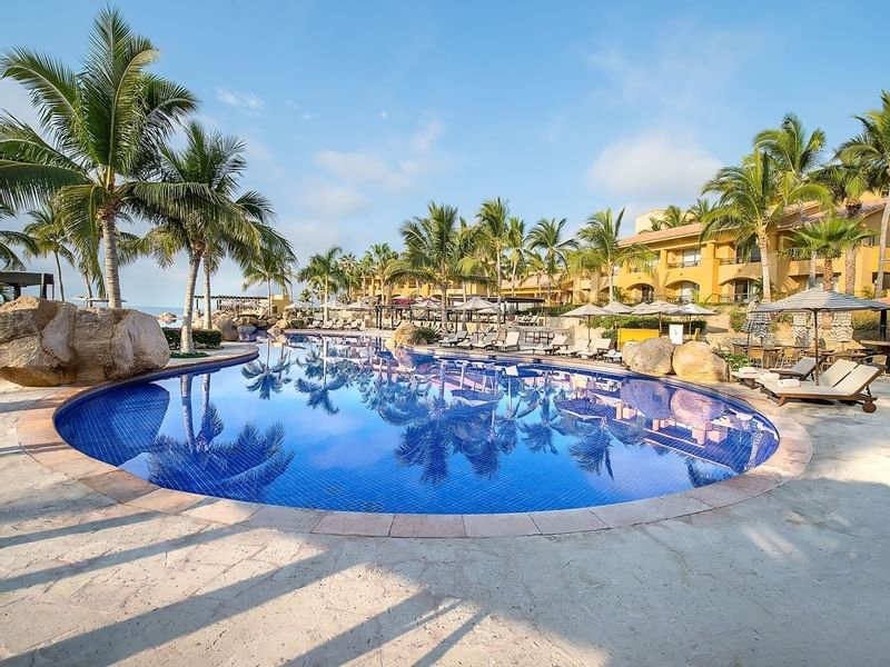 Exterior del hotel desde la piscina en Grand Fiesta Americana