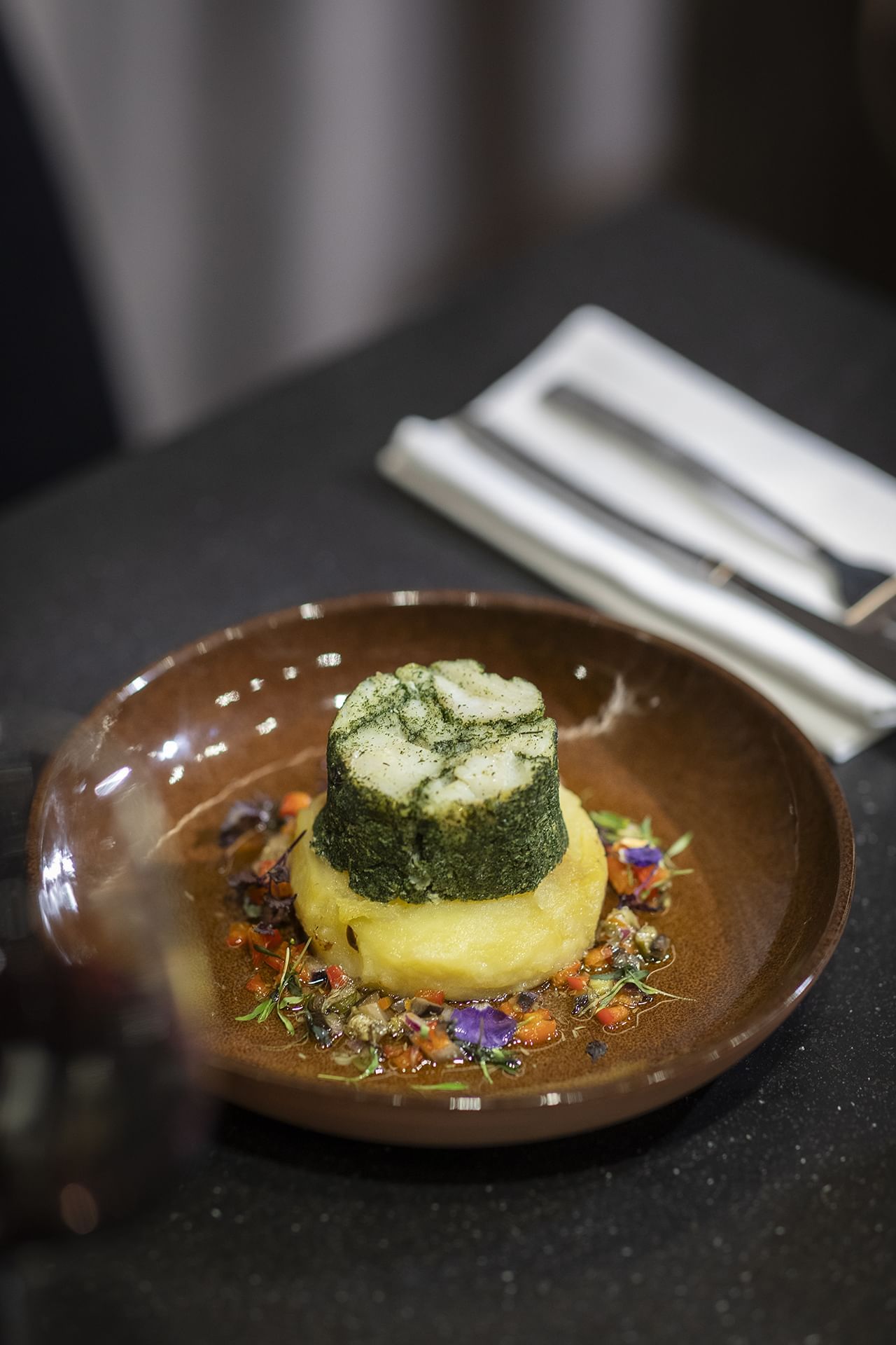 Gros plan d'un plat bien préparé servi dans un restaurant à l'Oceania Paris Roissy CDG