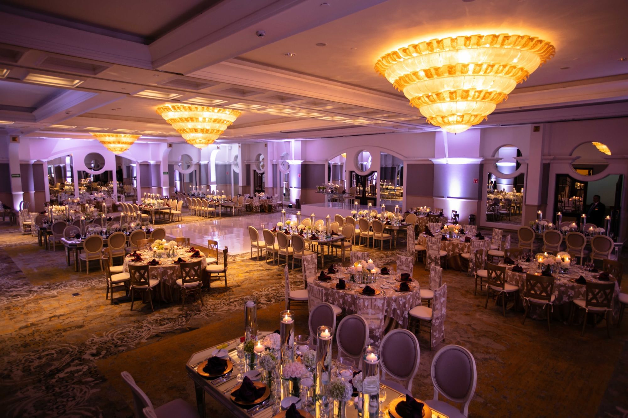 Salón de eventos arreglado tipo banquete en Marquis Reforma