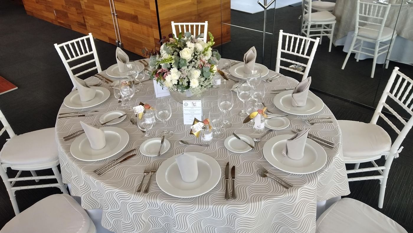 Mesa de banquete arreglada para una boda en FA San Luis Potosí