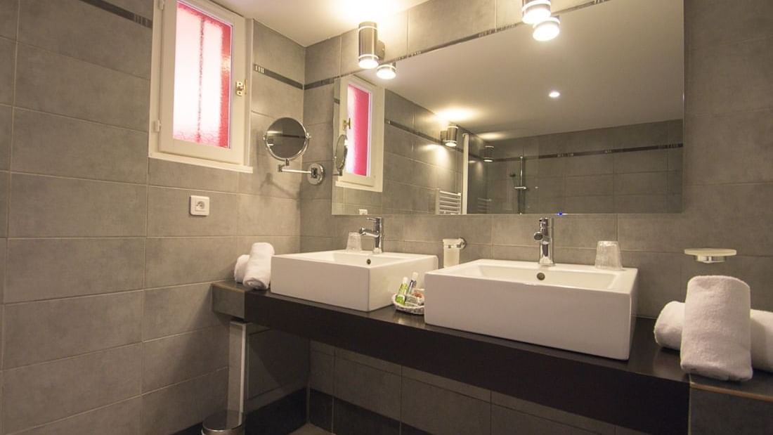 Bathroom with mirror & wash basin in Suite at Roc e Fiori