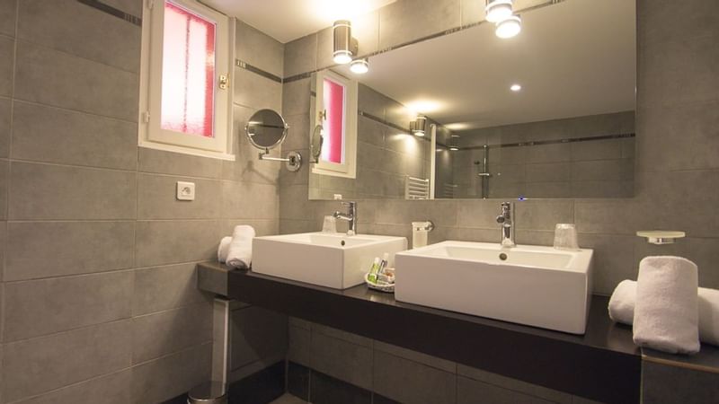 Suite Bathroom at Roc e Fiori Hotel