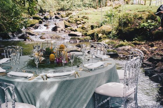table à côté de la rivière