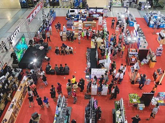 People in Zeer Rangsit shopping mall near Hop Inn Hotel