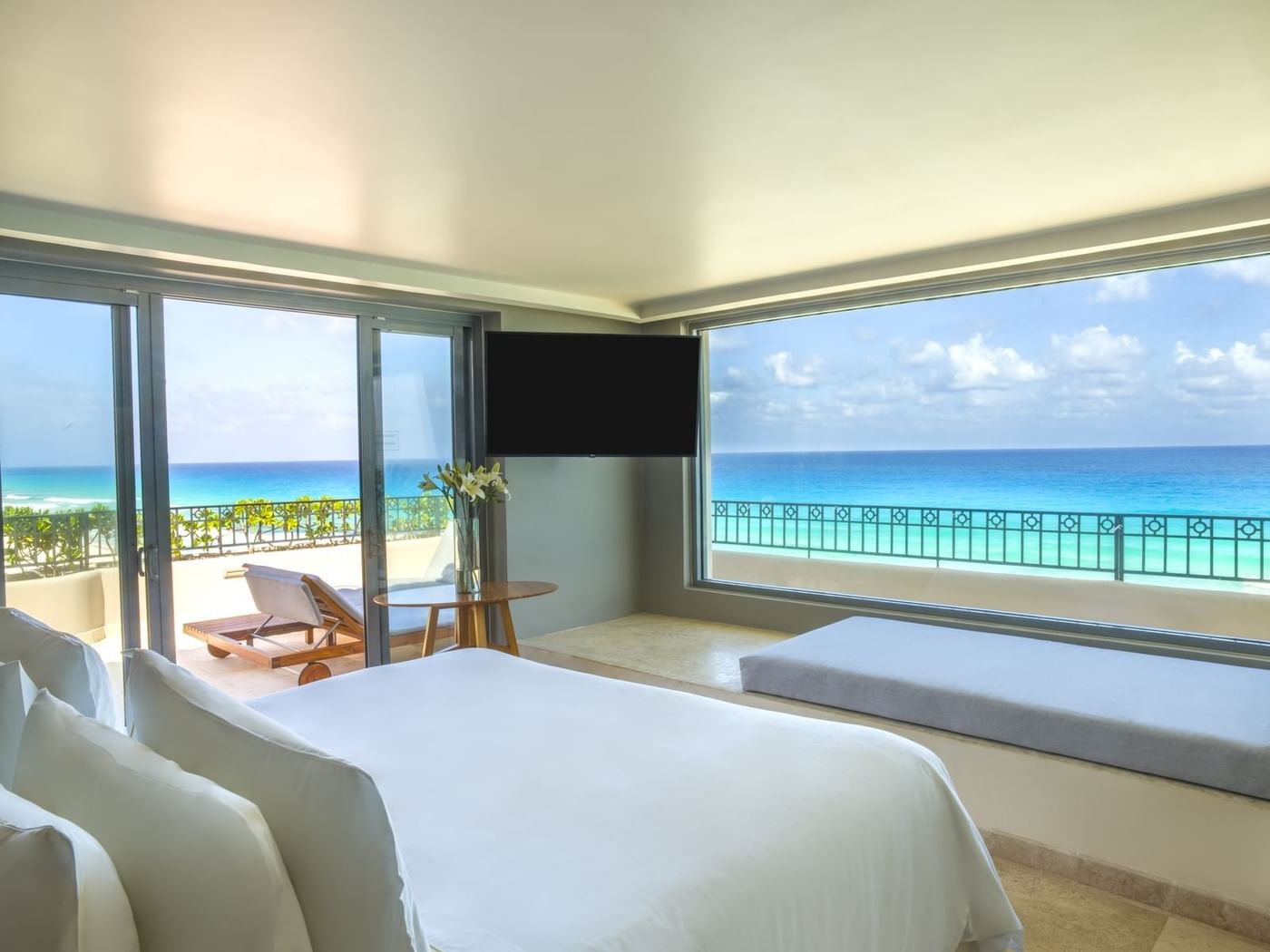 Suite Presidencial, cama king y vista al mar en FA Condesa Cancún